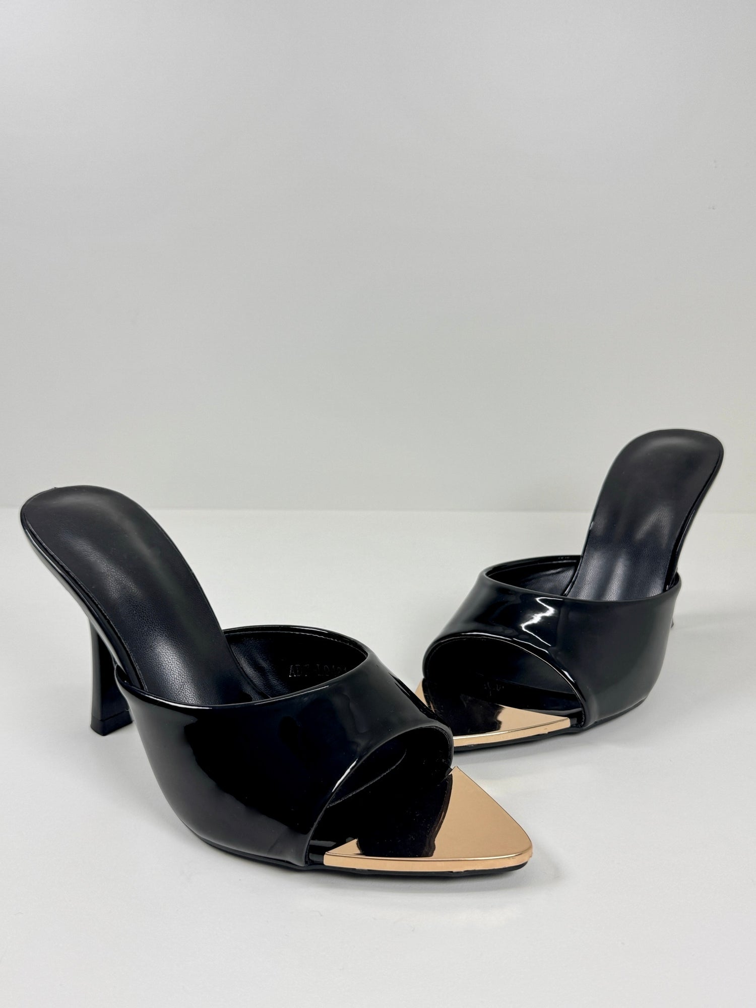 NIKA v2 - Mules con tacco